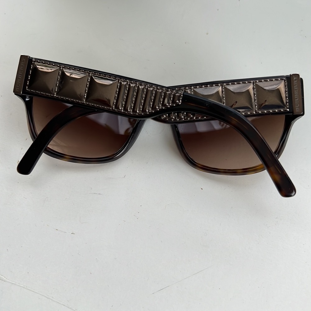 Beautiful Burberry Sunglasses with sunglass case and cleaning cloth! - Picture 2 of 7